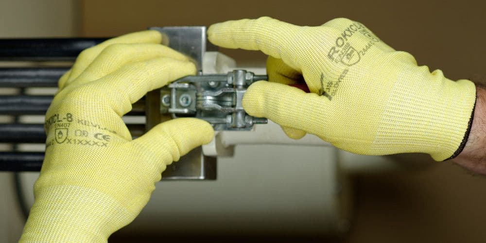 Przed czym chronią rękawice ochronne?